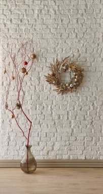 Beyaz tuğlalı arka plan, Noel ağacı, kırmızı çekmece, asılmış süs tarzı iç mekan..