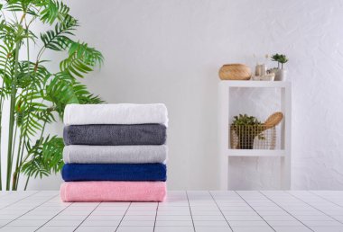 Masadaki renkli havlu, yakın plan, gri beton arka plan..