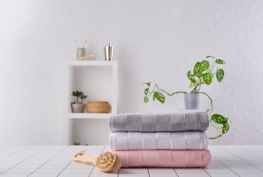 Masadaki renkli havlu, yakın plan, gri beton arka plan..