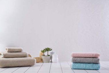 Banyo konsepti, nesne, renkli havlu, beyaz masa.