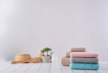 Banyo konsepti, nesne, renkli havlu, beyaz masa.