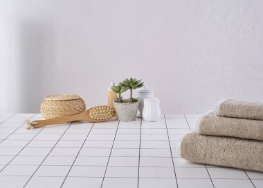 Banyo konsepti, nesne, renkli havlu, beyaz masa.