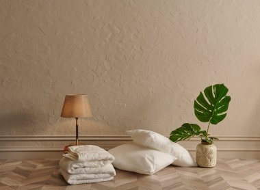 Yastık ve yorgan takımı, modern iç malzemeler, kanepe ve banka mobilyası, ev dekorasyonu, pamuk fabrikası, natürmort yaşam konsepti..