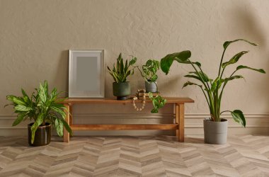 Yeşil botanik odası konsepti, bitki vazosu, mobilya koltuğu ve banka tarzı, iç dekorasyon, koyu sarı duvar arka planı.