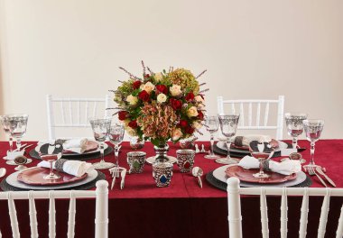 Çiçek stili dekoratif yemek masası.