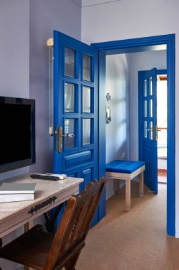 Mavi otel odası iç mekan, beyaz yatak ve banyo tarzı..