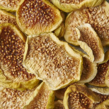 Masanın üstünde kurumuş meyve detayı inciri var..