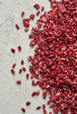 Masanın üstünde kurumuş meyve suyu ve nar var..