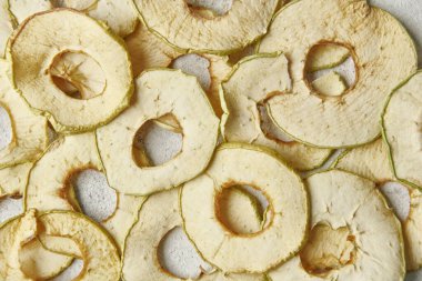 Kurutulmuş meyve tarihi detay elması masanın üstünde..