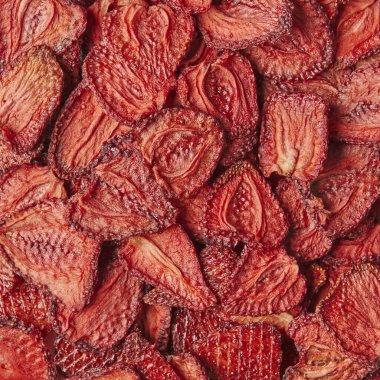 Masanın üstünde kurumuş meyve günü ayrıntıları var..