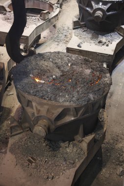 Demir fabrikasındaki çelik fabrikasına sıvı metal tankı dökülüyor..