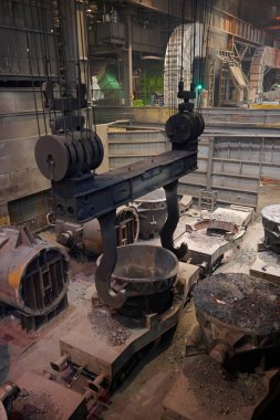 Demir fabrikasındaki çelik fabrikasına sıvı metal tankı dökülüyor..