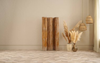 Modern ev hasır konsept, sandalye, lamba, ahşap ekran, parke döşeme, çiçek dekoru vazosu. Dekoratif arkaplan.