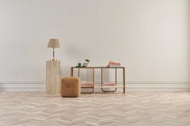 Bu dingin oturma odasında minimalist bir tasarım var. Ringa sandalyesi, yuvarlak halı, konsol masası ve soyut sanat eserleri var. Hepsi klasik beyaz duvarlara ve ringa kemiği zeminine karşı..