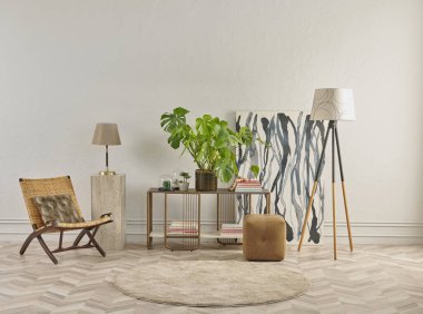 Bu dingin oturma odasında minimalist bir tasarım var. Ringa sandalyesi, yuvarlak halı, konsol masası ve soyut sanat eserleri var. Hepsi klasik beyaz duvarlara ve ringa kemiği zeminine karşı..