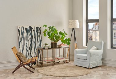 Bu dingin oturma odasında minimalist bir tasarım var. Ringa sandalyesi, yuvarlak halı, konsol masası ve soyut sanat eserleri var. Hepsi klasik beyaz duvarlara ve ringa kemiği zeminine karşı..