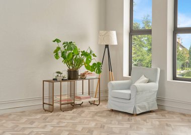 Bu dingin oturma odasında minimalist bir tasarım var. Ringa sandalyesi, yuvarlak halı, konsol masası ve soyut sanat eserleri var. Hepsi klasik beyaz duvarlara ve ringa kemiği zeminine karşı..