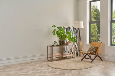 Bu dingin oturma odasında minimalist bir tasarım var. Ringa sandalyesi, yuvarlak halı, konsol masası ve soyut sanat eserleri var. Hepsi klasik beyaz duvarlara ve ringa kemiği zeminine karşı..