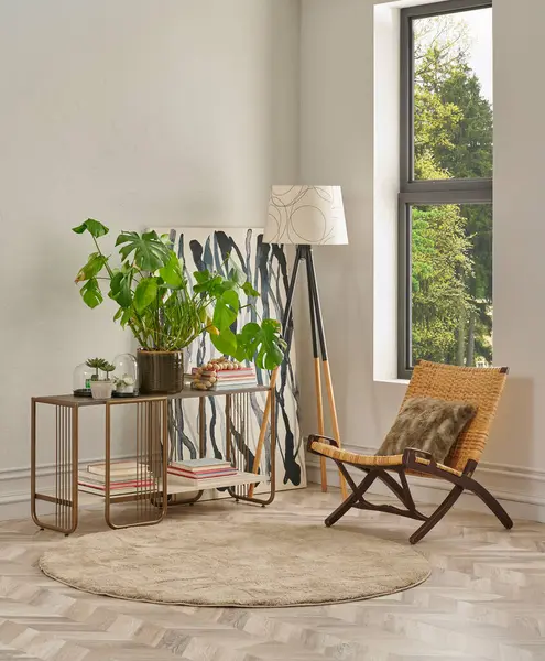 Bu dingin oturma odasında minimalist bir tasarım var. Ringa sandalyesi, yuvarlak halı, konsol masası ve soyut sanat eserleri var. Hepsi klasik beyaz duvarlara ve ringa kemiği zeminine karşı..