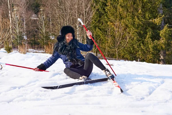 Смеющаяся Веселая Молодая Девушка Упала Катаясь Лыжах Лесу Акция Путешествия — стоковое фото