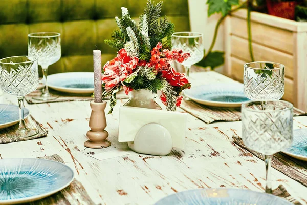佳节的圣诞餐桌 上面有蜡烛和小菜 — 图库照片