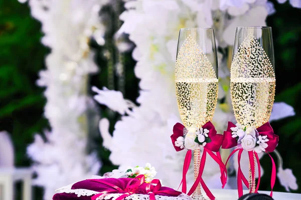 一种结婚仪式 特别被认为包括相关的庆祝活动 红色缎带和婚纱装饰的香槟酒金制婚礼水晶酒杯 — 图库照片