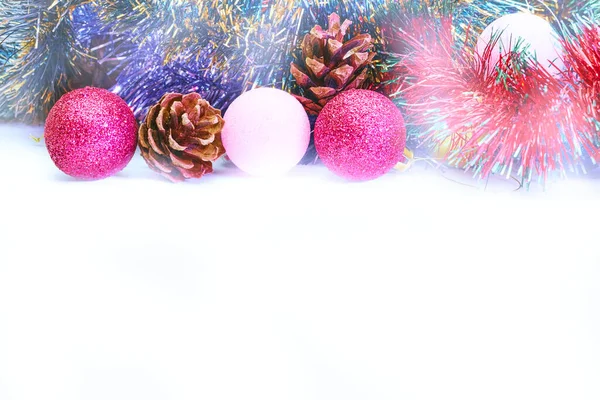 Kerstkegels Ballen Kerstboom Regen Bedekt Met Sneeuw Ruimte Voor Tekst — Stockfoto