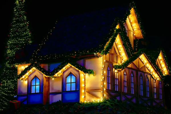 Nacht Gloeiend Geel Gouden Huis Met Verlichting Verlichting — Stockfoto