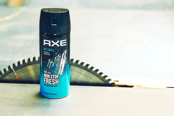 Kyiv, Ukrayna. 22 Ağustos 2022: Marangozluk atölyesinde deodorant AXE tazeleniyor 