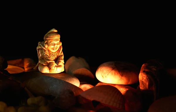 Спокойный Монах Медитирует Огня Темноте Ночи Среди Камней — стоковое фото