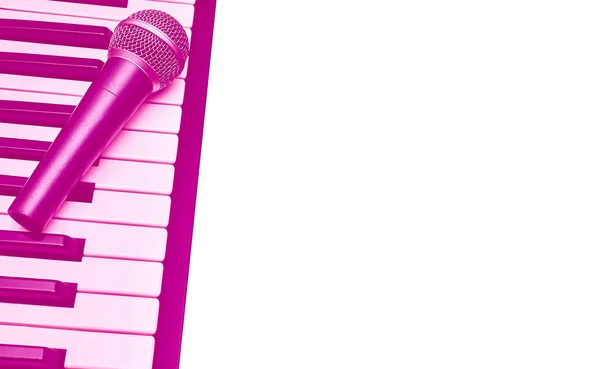 Pembe Renkte Piyano Sentetik Tuşlarında Karaoke Söylemek Için Sesli Mikrofon — Stok fotoğraf