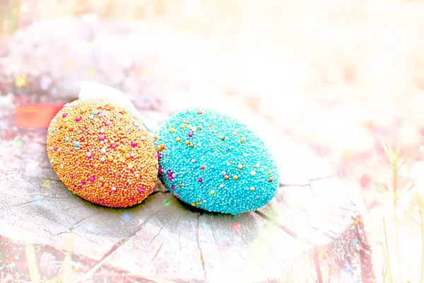 Turuncu Mavi Paskalya Yumurtaları Güneşli Bir Günde Sisli Bir Çayırda — Stok fotoğraf