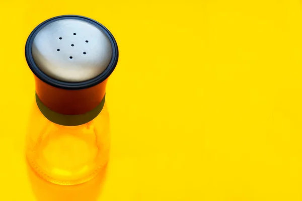 玻璃瓶盛放盐 胡椒和其他松散香料的黄色容器 — 图库照片