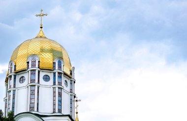  Kilisenin altın kubbeleri ve sıcak bir Paskalya gününde mavi gökyüzü.                              