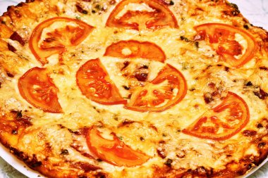 Fırında pizza yemeye hazır. Çeşitli malzemelerle nefis İtalyan yemekleri.                               