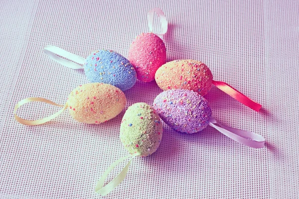 Çok Renkli Paskalya Yumurtaları Pembeyle Dokunmuş Kumaş Üzerinde — Stok fotoğraf