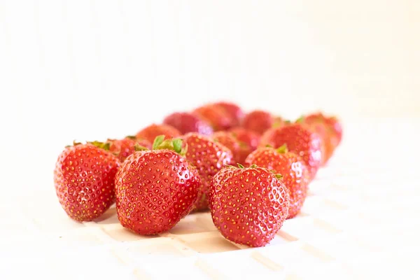 Bunch Van Rijpe Smakelijke Rode Aardbeien Wit Close — Stockfoto