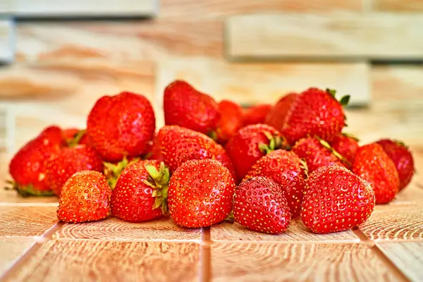 Bunch Ripe Tasty Red Strawberries Wood Checkered Surface Close — Stock Photo, Image