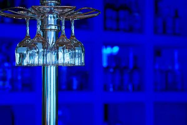 Verres Vin Suspendus Sur Comptoir Bar Bleu Dans Café Restaurant — Photo