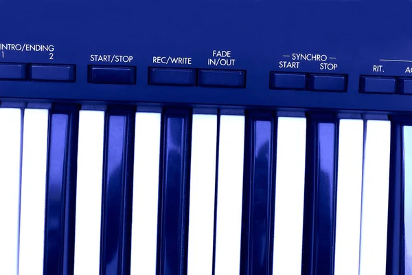 Niebieskie Klawisze Panel Sterowania Syntezator Automatycznym Akompaniamentem Białym — Zdjęcie stockowe