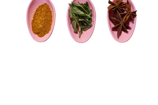 Colheres Cor Rosa Com Diferentes Deliciosos Temperos Perfumados Para Cozinhar — Fotografia de Stock