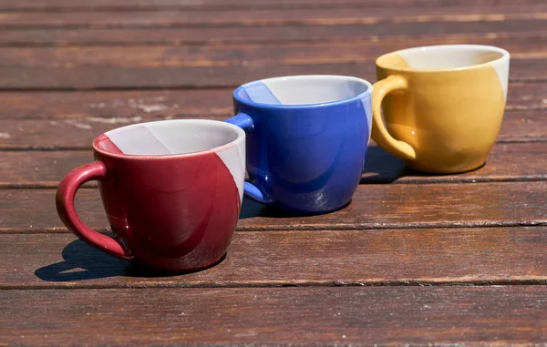 Çay Zamanı Aile Zamanı Tahta Kahverengi Bir Masada Renkli Bardak — Stok fotoğraf