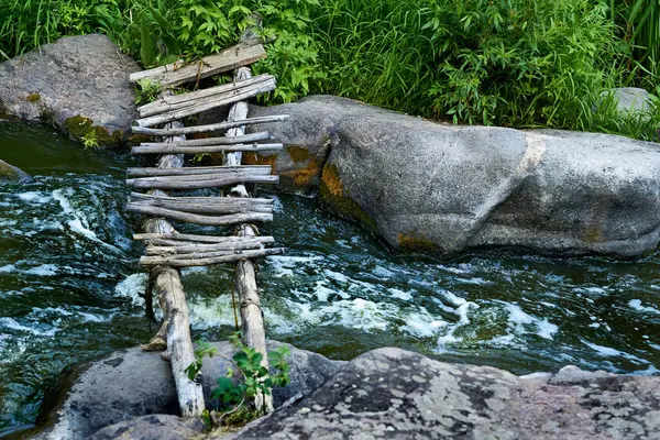 Trä Gammal Bro Gjord Två Stockar Och Brädor Över Rasande — Stockfoto