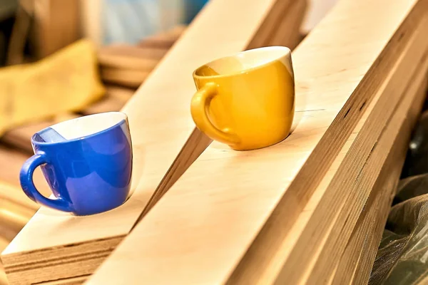 Przerwa Pracy Czas Herbatę Niebiesko Żółte Kubki Stolarce Drewnianych Deskach — Zdjęcie stockowe