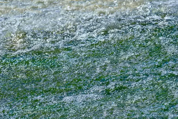 Ein Kraftvoller Lebensspendender Strom Aus Frisch Sprudelndem Smaragdblauem Wasser — Stockfoto