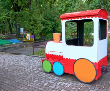 Çocukların yaz eğlence parkında binmesi için çok renkli çocuk treni.                               