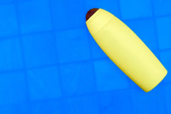 Botella Plástico Amarillo Para Detergentes Champús Sobre Fondo Azul Damero —  Fotos de Stock