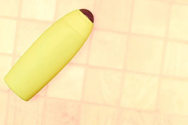 黄色底色洗涤剂和洗发水的黄色塑料瓶 — 图库照片