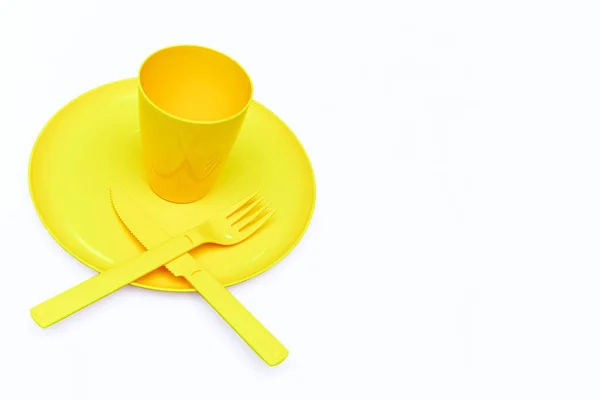 プラスチック製の黄色のナイフ フォーク カップ キャンプ用プレート 白に隔離された — ストック写真