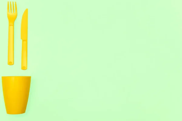 Пластиковые Ложки Вилки Стакан Кемпинга Изолированные Липовом Зеленом — стоковое фото
